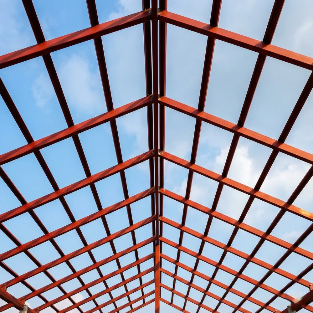 Estructura metálica ligera para techo de cochera fabricada con perfiles PTR con fondo anticorrosivo.