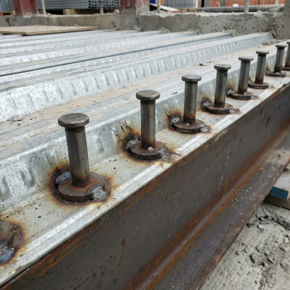 Detalle de instalación de pernos Nelson para anclaje de sistema Losacero a la estructura principal.